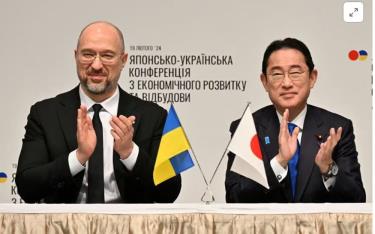 Thủ tướng Ukraine Denys Shmyhal (trái) và Thủ tướng Nhật Bản Fumio Kishida tại Tokyo ngày 19-2.