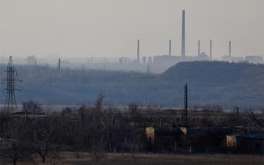 Bức ảnh đăng ngày 15-2, chụp khu vực gần nhà máy than cốc và hóa chất tại thành phố Avdiivka, nhìn từ thành phố Yasynuvata ở vùng Donetsk