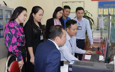 Đoàn công tác của thành phố Yên Bái kiểm tra, giám sát công tác cải cách hành chính tại phường Đồng Tâm.