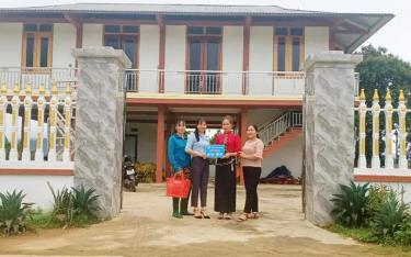 Hội Liên hiệp Phụ nữ xã Phù Nham trao biển công nhận “Nhà sạch, vườn đẹp” cho hộ hội viên Đồng Thị Hạnh ở thôn Noong.