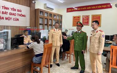Đại tá Nguyễn Xuân Tuấn - Phó Giám đốc Công an tỉnh thăm hỏi, động viên cán bộ, chiến sĩ Phòng Cảnh sát giao thông làm nhiệm vụ trong những ngày tết.