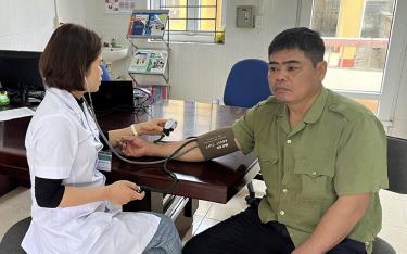 Cán bộ y tế Trạm Y tế xã Việt Hồng thăm khám cho bệnh nhân.