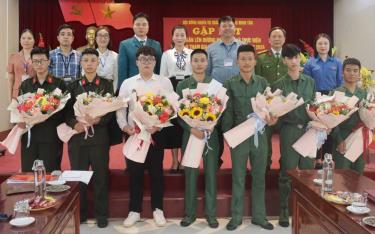 Phường Minh Tân tặng hoa chúc mừng các tân binh lên đường nhập ngũ.