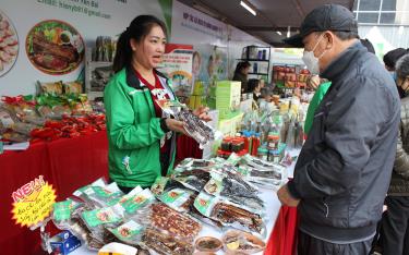 Các nông sản, sản phẩm OCOP của tỉnh được giới thiệu, bày bán tại Trung tâm Thương mại Big C Thăng Long Hà Nội.