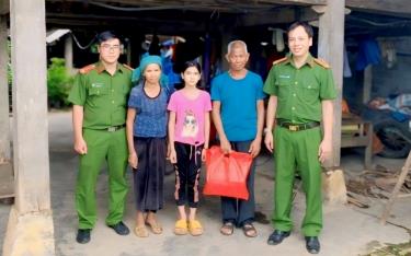 Công an xã Hạnh Sơn nhận đỡ đầu cháu Hà Thanh Bích, hàng tháng hỗ trợ 300 ngàn đồng để cháu Bích tiếp tục thực hiện ước mơ đến trường.
