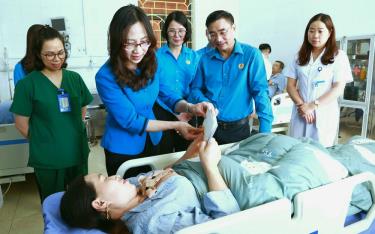 Ths. BS Lê Thị Hồng Vân - Giám đốc Sở Y tế tặng quà tết cho bệnh nhân điều trị tại Trung tâm Y tế huyện Yên Bình.