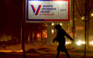 Người đi bộ đi trước bảng thông báo về cuộc bầu cử Tổng thống Nga năm 2024