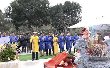 Lãnh đạo xã Lâm Giang, huyện Văn Yên tổ chức nghi lễ dâng hương tại đền Binh Sĩ (thuộc quần thể đền Phúc Linh, xã Lâm Giang)