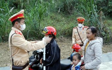 Cán bộ chiến sỹ Công an Lục Yên đã tặng mũ bảo hiểm đạt tiêu chuẩn và tuyên truyền người dân tham gia giao thông an toàn.