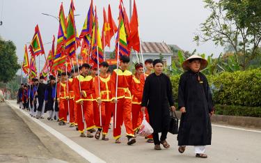 Đoàn rước ông Mo lên làm lễ cúng ở Đền Đông Cuông.