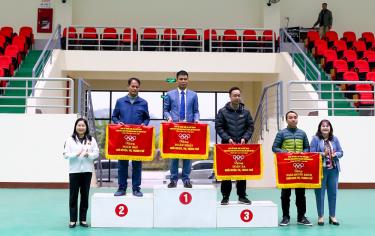 The organizing committee awarded the overall team prizes for the district and city category.