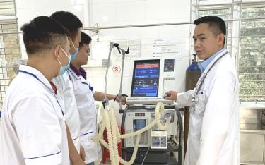 Dr. Lo Van Minh (right) implementing new medical techniques at the Emergency Resuscitation – Pediatrics Department, Tram Tau District Medical Center.