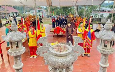 The Muong A Temple Festival in Ngoi A Commune, Van Yen District, attracts a large number of visitors for sightseeing and worship.