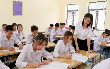 Yen Bai province has identified the construction of national standard schools as a responsibility of all levels, sectors, and the entire political system. (In the photo: A lesson at Van Chan High School)