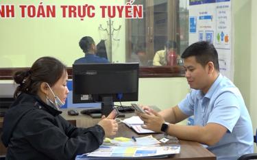 An official at Yen Bai’s Public Administration Service Center guides citizens through administrative procedures.