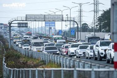 Giao thông trên tuyến cao tốc Pháp Vân - Cầu Giẽ ùn ứ kéo dài hơn 2km chiều 1/2