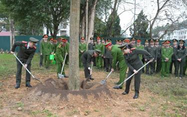 Lãnh đạo Công an tỉnh Yên Bái tham gia Tết trồng cây 