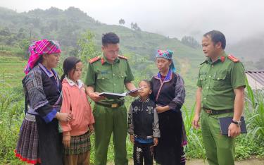 Công an xã La Pán Tẩn, huyện Mù Cang Chải tuyên truyền, phổ biến pháp luật với người dân.