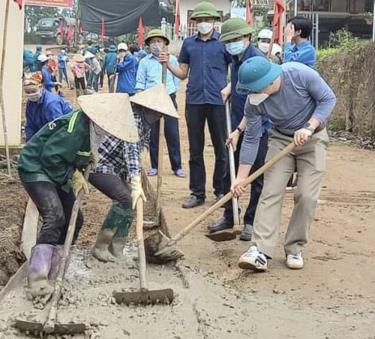 Cán bộ xã Tân Nguyên, huyện Yên Bình tham gia “Ngày cuối tuần cùng dân”.