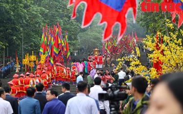 Đông đảo người dân, du khách thập phương về Đền Hùng (TP Việt Trì, tỉnh Phú Thọ) dâng hương tưởng niệm các vua Hùng, sáng 18-4-2024. Ảnh tư liệu