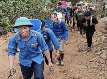 Đoàn viên, thanh niên xã Nậm Khắt vận chuyển vật liệu bê tông hóa đường giao thông tại bản Pú Cang.