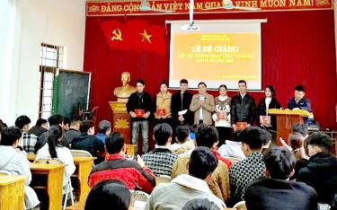 Lãnh đạo Ban Tuyên giáo Huyện ủy Lục Yên trao chứng chỉ cho các học viên hoàn thành lớp bồi dưỡng lý luận chính trị cho đảng viên mới.