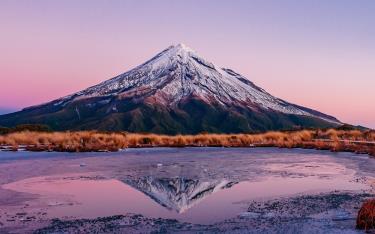 Ngọn núi lửa phủ tuyết Taranaki