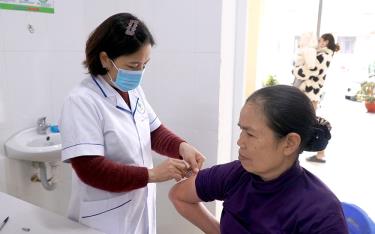 Số lượng người dân đi tiêm vaccine trên địa bàn tỉnh Yên Bái đang tăng cao là tín hiệu đáng mừng khi người dân chủ động quan tâm đến sức khỏe trước tình hình dịch cúm đang lan nhanh