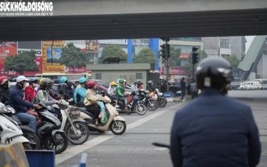 Chủ phương tiện dừng đèn đỏ đè vạch dừng sẽ bị phạt lỗi không chấp hành chỉ dẫn của vạch kẻ đường.