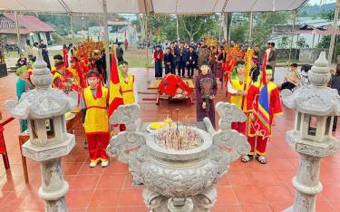 Lễ hội đình Mường A, xã Ngòi A, huyện Văn Yên thu hút đông đảo du khách tới tham quan, chiêm bái.