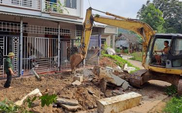 Nhân dân xã Mậu Đông, huyện Văn Yên tự nguyện phá bỏ tường rào hiến đất mở rộng lòng, lề đường giao thông nông thôn để xây dựng nông thôn mới.