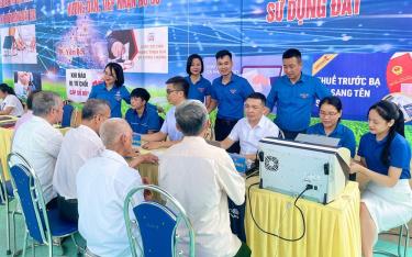 Đoàn viên thanh niên thành phố Yên Bái hỗ trợ người dân thực hiện “số hóa hồ sơ dữ liệu đất đai”.