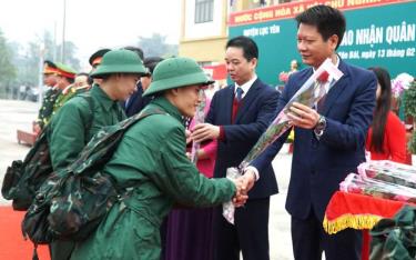 Phó Chủ tịch thường trực UBND tỉnh Nguyễn Thế Phước tặng hoa các tân binh lên đường bảo vệ Tổ quốc.