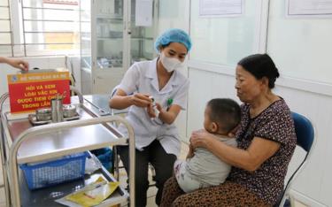 Ngành y tế Hà Nội triển khai tiêm chủng vaccine sởi cho trẻ em trong độ tuổi quy định trên địa bàn thành phố.