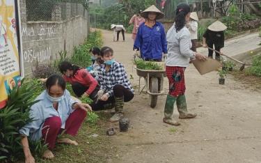 Hội viên Hội Liên hiệp Phụ nữ xã Đại Minh, huyện Yên Bình tham gia vệ sinh môi trường nông thôn.