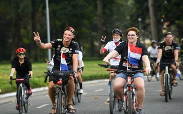 Sven Broekhuizen (bên trái), một trong hai chàng trai hành trình đạp xe đến Việt Nam tham gia sự kiện sáng nay ở TP HCM.