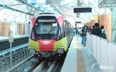 Hơn 60% hành khách đi Metro Nhổn - ga Hà Nội sử dụng vé tháng.