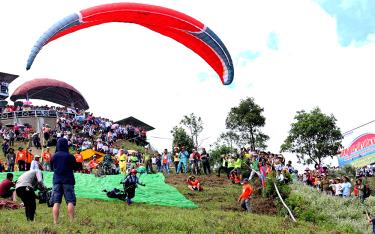 Festival dù lượn được tổ chức hàng năm tại đèo Khau Phạ giúp xã Cao Phạ thúc đẩy phát triển kinh tế du lịch.