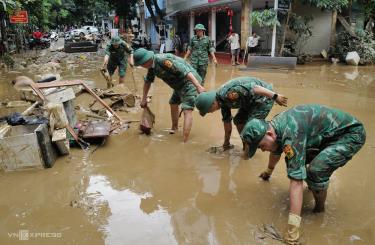 Bộ đội biên phòng hỗ trợ người dân dọn dẹp sau bão Yagi tại phố Cao Bá Quát, TP Lào Cai, ngày 10/9/2024.