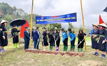 Lãnh đạo Tỉnh đoàn Yên Bái và Ủy ban Mặt trận Tổ quốc tỉnh tham gia Khánh thành công trình thắp sáng đường quê tại thôn 1, Làng Nồi, xã Phúc Ninh, huyện Yên Bình.