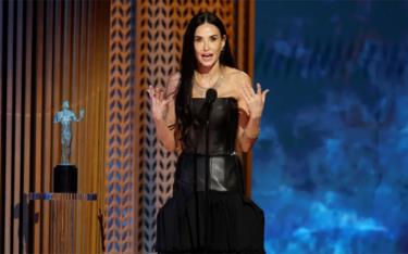 Demi Moore trên sân khấu SAG Awards 2025.