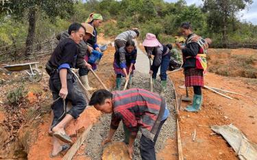 Cán bộ, đảng viên Chi bộ Háng Phừ Loa, xã Mồ Dề - Chi bộ điển hình tiên tiến trong thực hiện Chỉ thị 05 tham gia làm đường giao thông nông thôn.