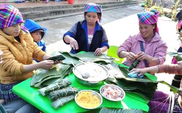 Nét đẹp văn hóa truyền thống của đồng bào Mông huyện Mù Cang Chải được gìn giữ trong mỗi gia đình, cộng đồng.