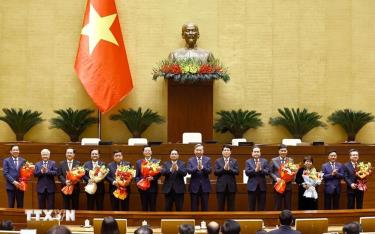 Tổng Bí thư Tô Lâm, Chủ tịch nước Lương Cường, Thủ tướng Phạm Minh Chính, Chủ tịch Quốc hội Trần Thanh Mẫn tặng hoa chúc mừng Phó Chủ tịch Quốc hội, Ủy viên Ủy ban Thường vụ Quốc hội, Chủ nhiệm một số Ủy ban của Quốc hội khóa XV; phê chuẩn đề nghị của Thủ tướng Chính phủ về việc bổ nhiệm Phó Thủ tướng Chính phủ và Bộ trưởng nhiệm kỳ 2021-2026.