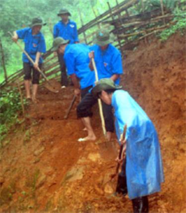 Các đội viên trí thức trẻ tình nguyện tỉnh Yên Bái giúp hộ dân làm đường dân sinh tại xã Kim Nọi, huyện Mù Cang Chải.
(Ảnh: Nguyễn Phương)