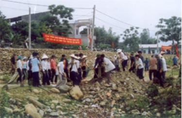 Thanh niên tình nguyện thị xã Nghĩa Lộ làm kè chống lũ suối Thia, khu vực phường Cầu Thia. (Ảnh: Bùi Xuân Đông)