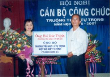 Ông Bùi Đức Thịnh ủng hộ Trường Tiểu học Lý Tự Trọng bộ máy vi tính trị giá 7.800.000 đồng. 
