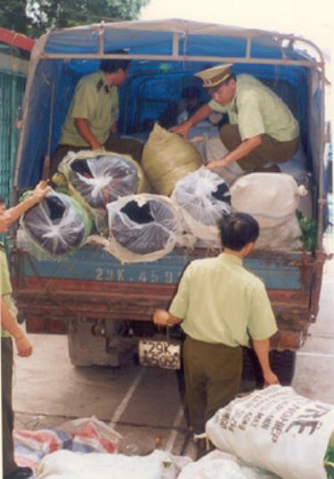 Lực lượng QLTT phát hiện, kiểm tra một xe ô tô chở hàng vải lậu.