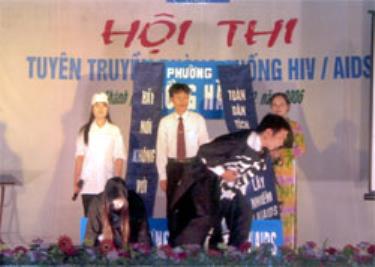 Tiểu phẩm “Mảnh đất không còn ma túy” của phường Hồng Hà tham dự Hội thi Tuyên truyền Phòng chống HIV/AIDS tỉnh Yên Bái tổ chức năm 2006.
(Ảnh: Hồng Duyên)