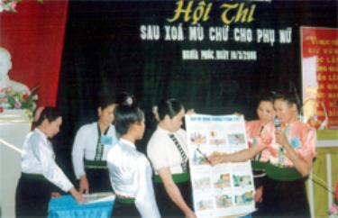Hội viên phụ nữ xã Nghĩa Lợi, thị xã Nghĩa Lộ tham gia hội thi sau xóa mù chữ do Hội Phụ nữ thị xã tổ chức.
